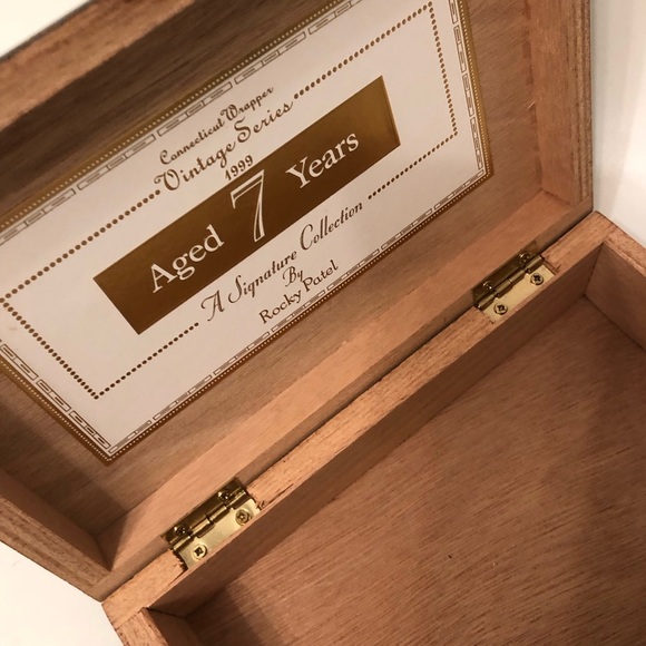 Rocky Patel Petit Corona Wooden Cigar Box - Picture 15 of 16